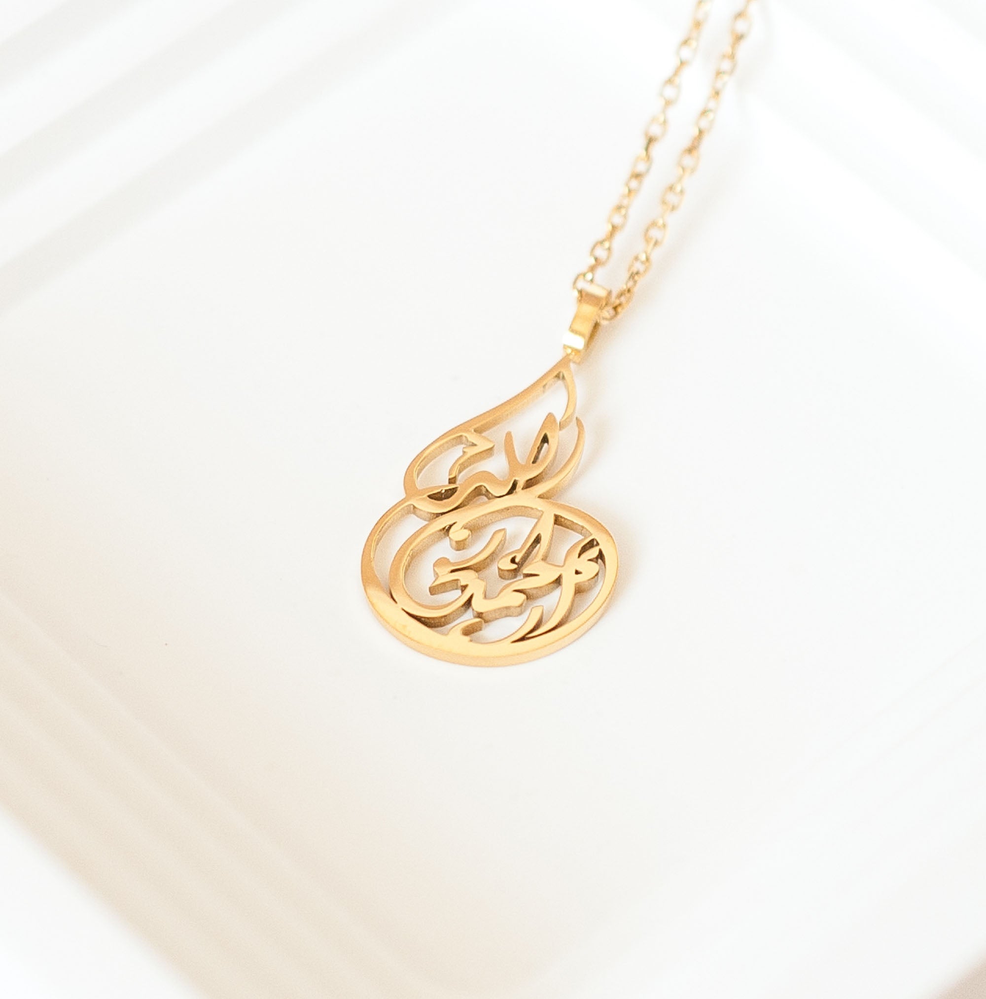 Close-up of Alhamdulillah Necklace featuring intricate Arabic calligraphy for faith and gratitude.