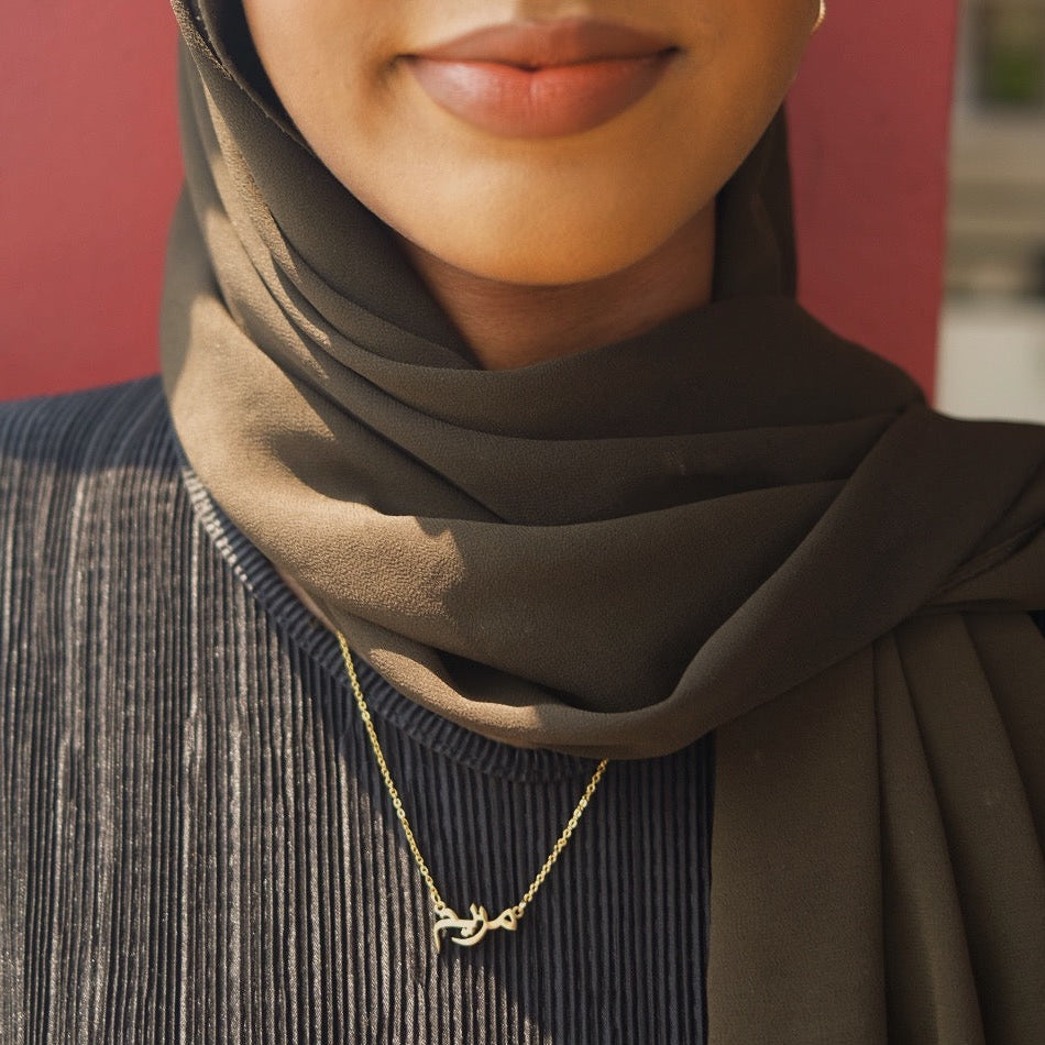 model wearing personalised Arabic name necklace in gold