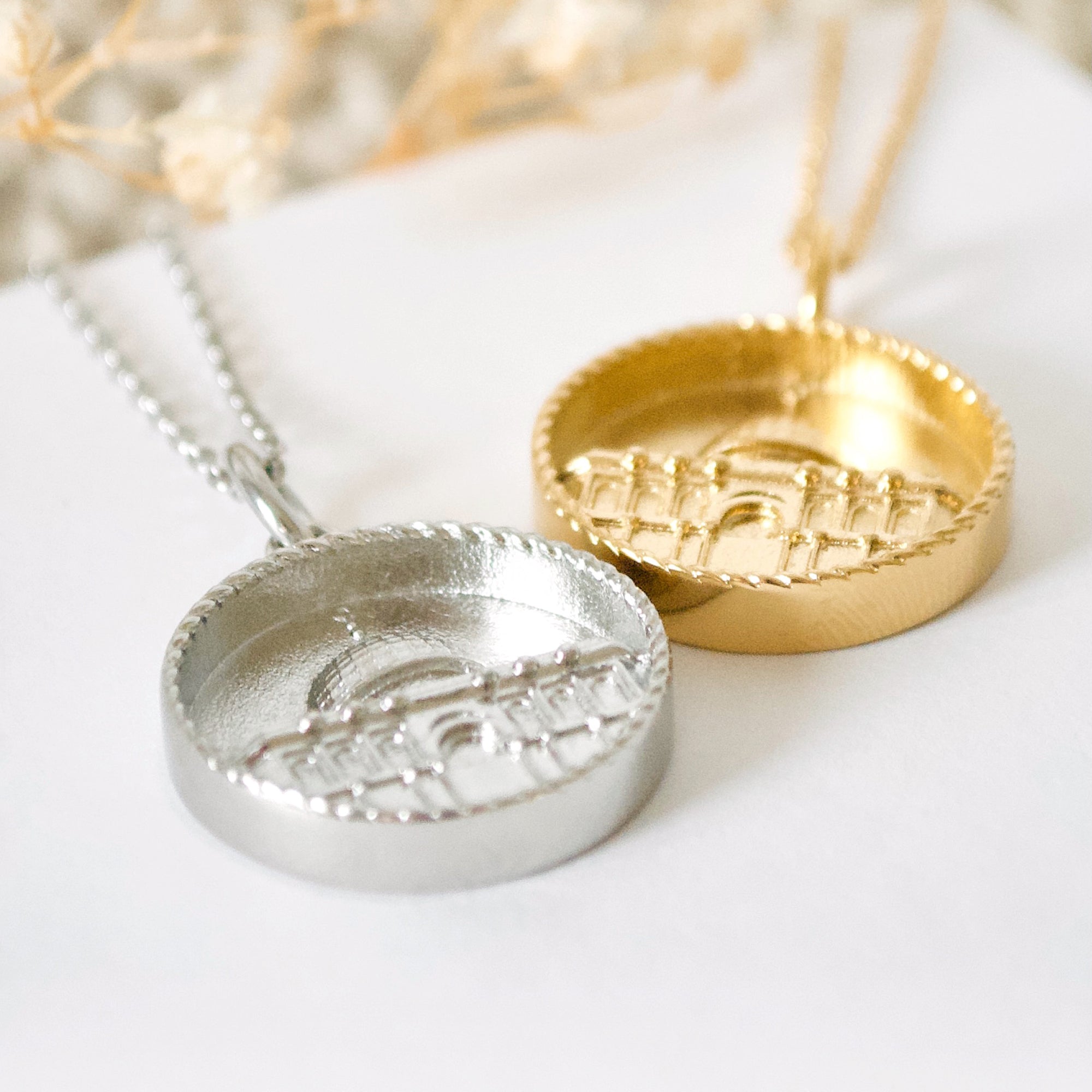 image showing both the gold and silver dome of the rock necklaces